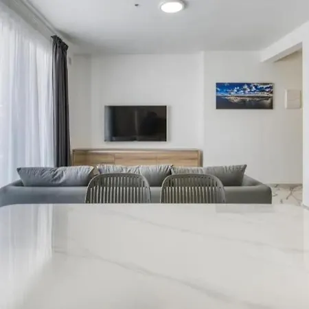 Bright & Modern 2-bedroom - By Hostmt * St. Paul's Bay