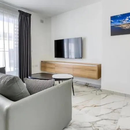 Bright & Modern 2-bedroom - By Hostmt Apartment