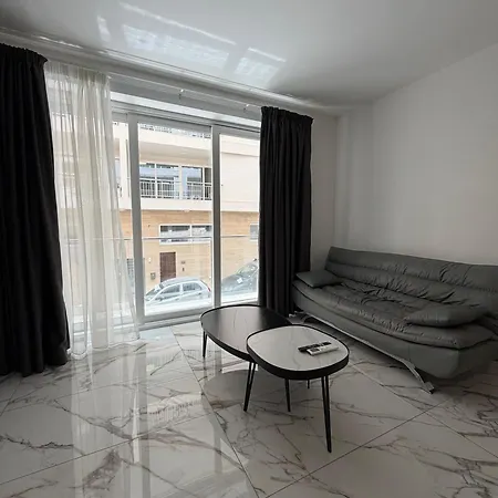 Bright & Modern 2-bedroom - By Hostmt Apartment