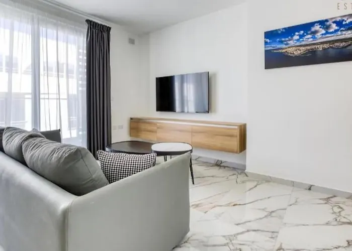 Bright & Modern 2-bedroom - By Hostmt Apartment