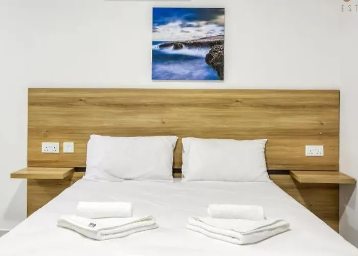 Bright & Modern 2-bedroom - By Hostmt *