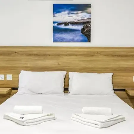 Bright & Modern 2-bedroom - By Hostmt *